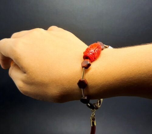 Pulseira em pedras jaspe vermelho e peças folheadas a ouro