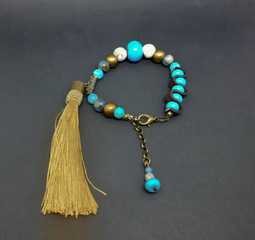Pulseira em Pedras Naturais em Tons de Azul e Tassel Dourado