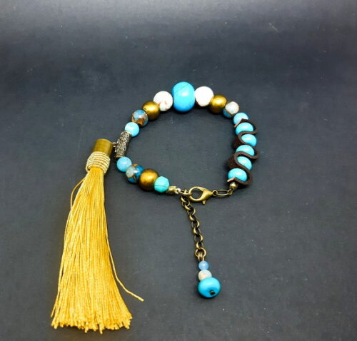 Pulseira em Pedras Naturais em Tons de Azul e Tassel Dourado