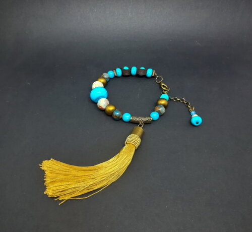 Pulseira em Pedras Naturais em Tons de Azul e Tassel Dourado