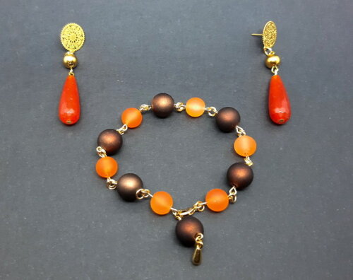 Pulseira em resinas e peças folheadas a ouro
