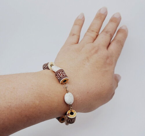 Pulseira Folheada a Ouro com Pedra Howlita e Resina. Elo7