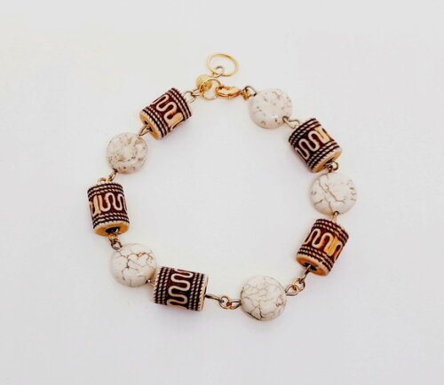Pulseira Folheada a Ouro com Pedra Howlita e Resina. Elo7