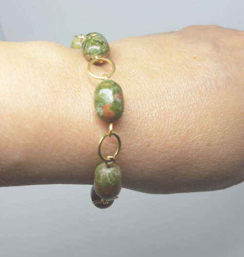 Pulseira folheada com pedra natural unakita
