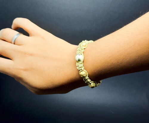 Pulseira shambala cor palha com peças folheadas a ouro