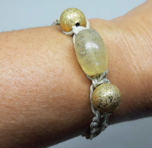 Pulseira Shambala em Palha, Brown Glass e Peças Folheadas