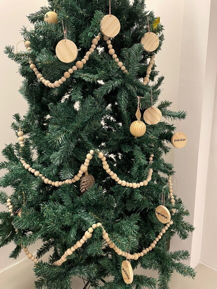 Cordão/colar Natalino Rustico Bolinhas de Madeira Pinus Boho