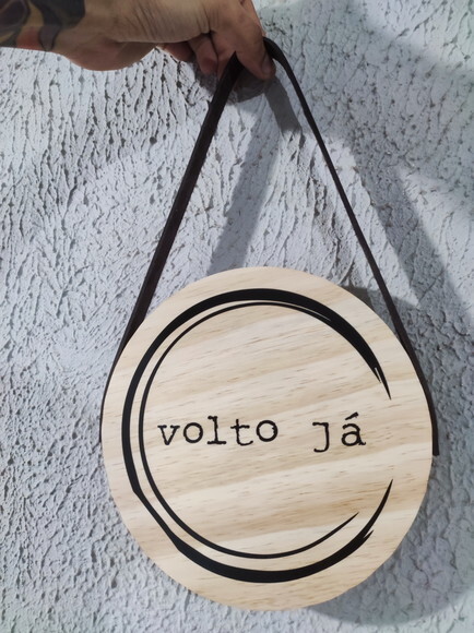 Placa Aberto - Volto Já em Pinus