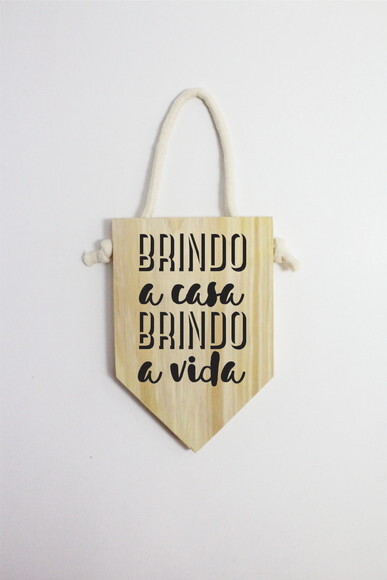 Placa Brindo A Casa Brindo A Vida em Madeira Pinus