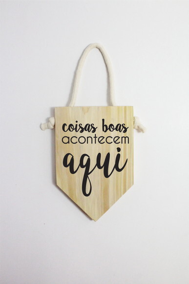 Placa Coisas Boas Acontecem Aqui em Madeira Pinus