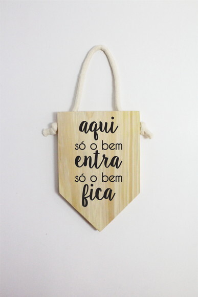 Placa Decorativa Aqui Só O Bem Entra Só O Bem Fica em Pinus