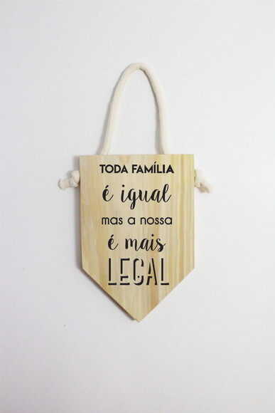 Placa Decorativa Toda Família é Igual em Madeira Pinus