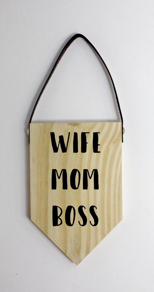 Placa decorativa Wife Mom Boss em Pinus