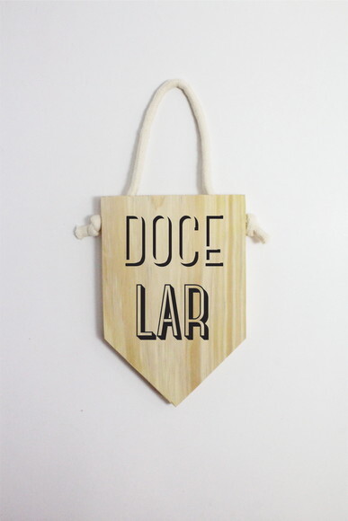 Placa Doce Lar em Madeira Pinus