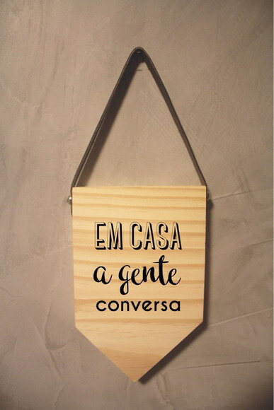 Placa Em Casa A Gente Conversa em Madeira Pinus