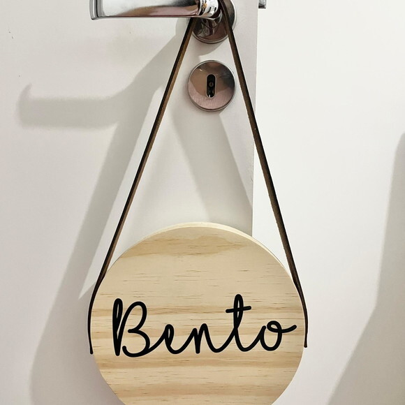 Placa Redonda de Madeira Personalizada com Nome do Bebê