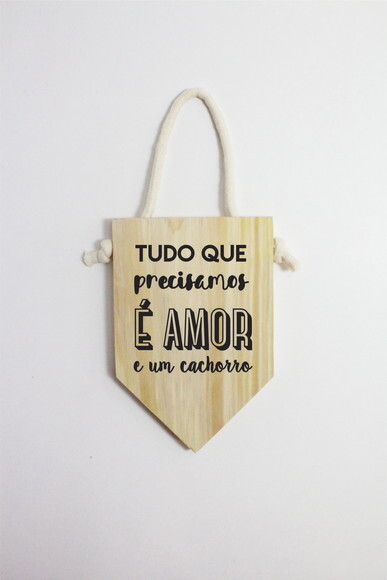 Placa Tudo Que Precisamos é Amor e um Cachorro em Pinus