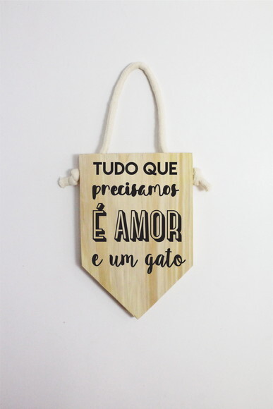 Placa Tudo Que Precisamos É Amor E Um Gato em Madeira Pinus