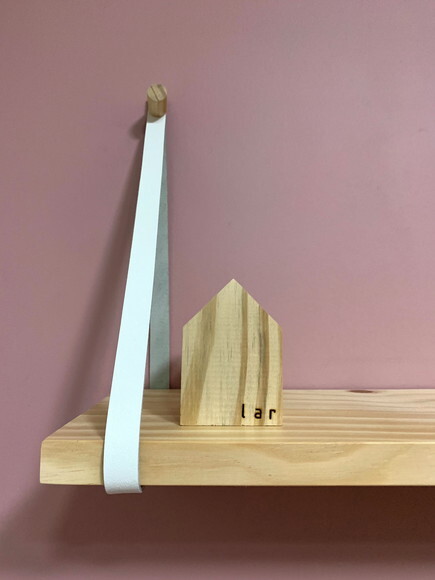 Prateleira Minimalista Suspensa com Alça de Couro 50x14cm