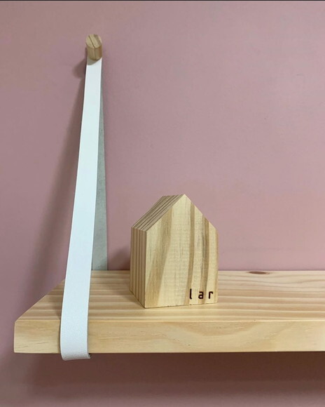 Prateleira Suspensa com Alça de Couro 50x14cm c: Casinha
