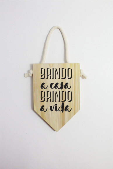 Placa Brindo A Casa Brindo A Vida em Madeira Pinus