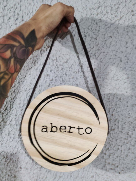 Placa Aberto - Volto Já em Pinus