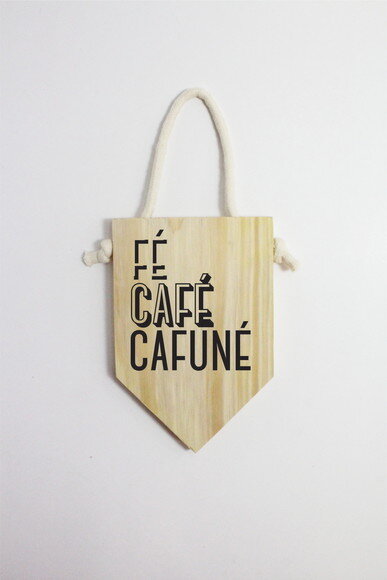 Placa Decorativa Fé Café Cafuné em Madeira Pinus