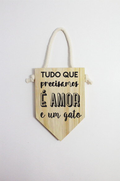 Placa Tudo Que Precisamos É Amor E Um Gato em Madeira Pinus