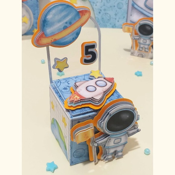 Caixa Petit / Cubo Cenário com Apliques 3d - Luxo Astronauta