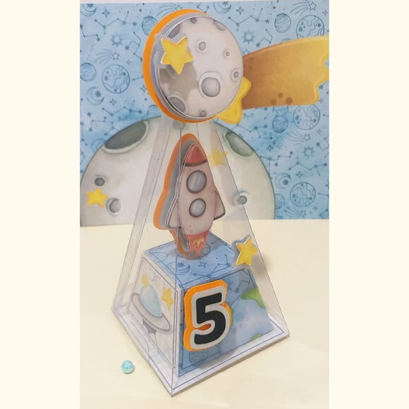 Caixa Pirâmide Acetato e Aplique 3d - Festa Luxo Astronauta