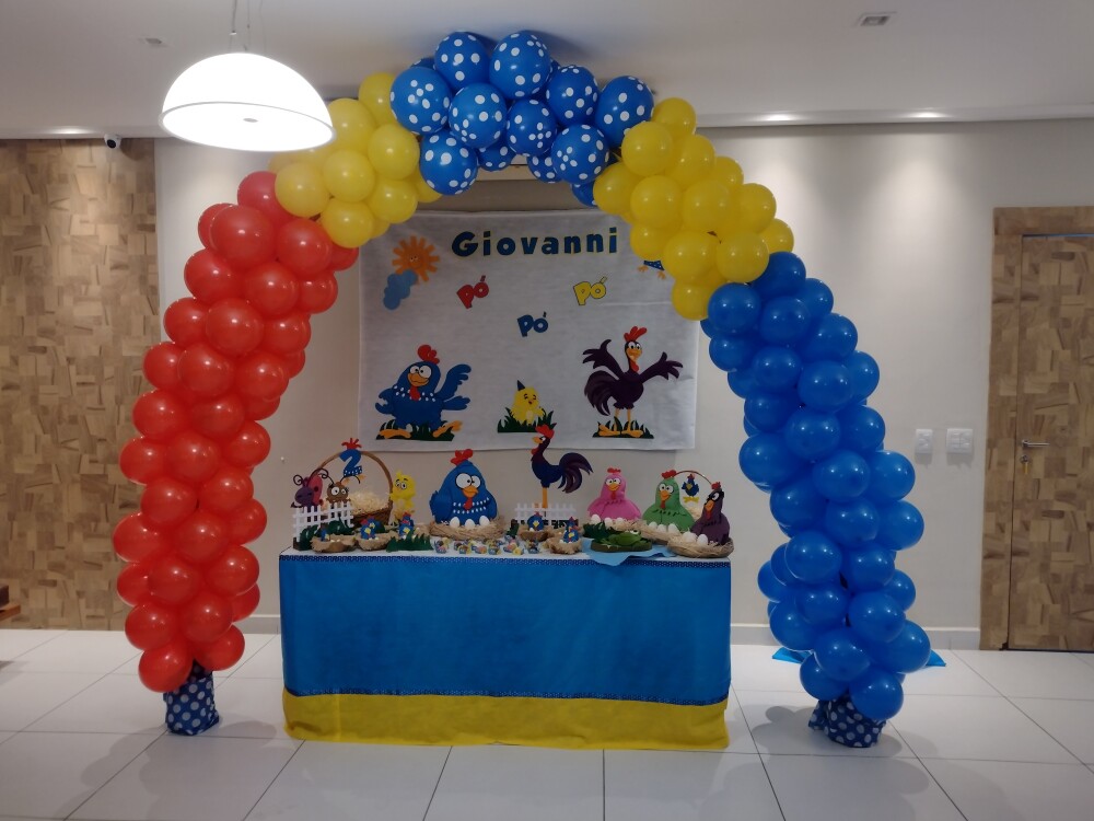 Enfeite de mesa com tema A Galinha Pintadinha