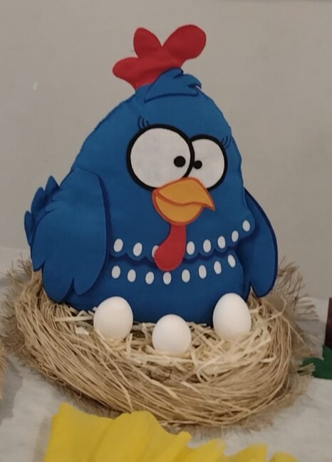 Enfeite de mesa com tema "A Galinha Pintadinha"