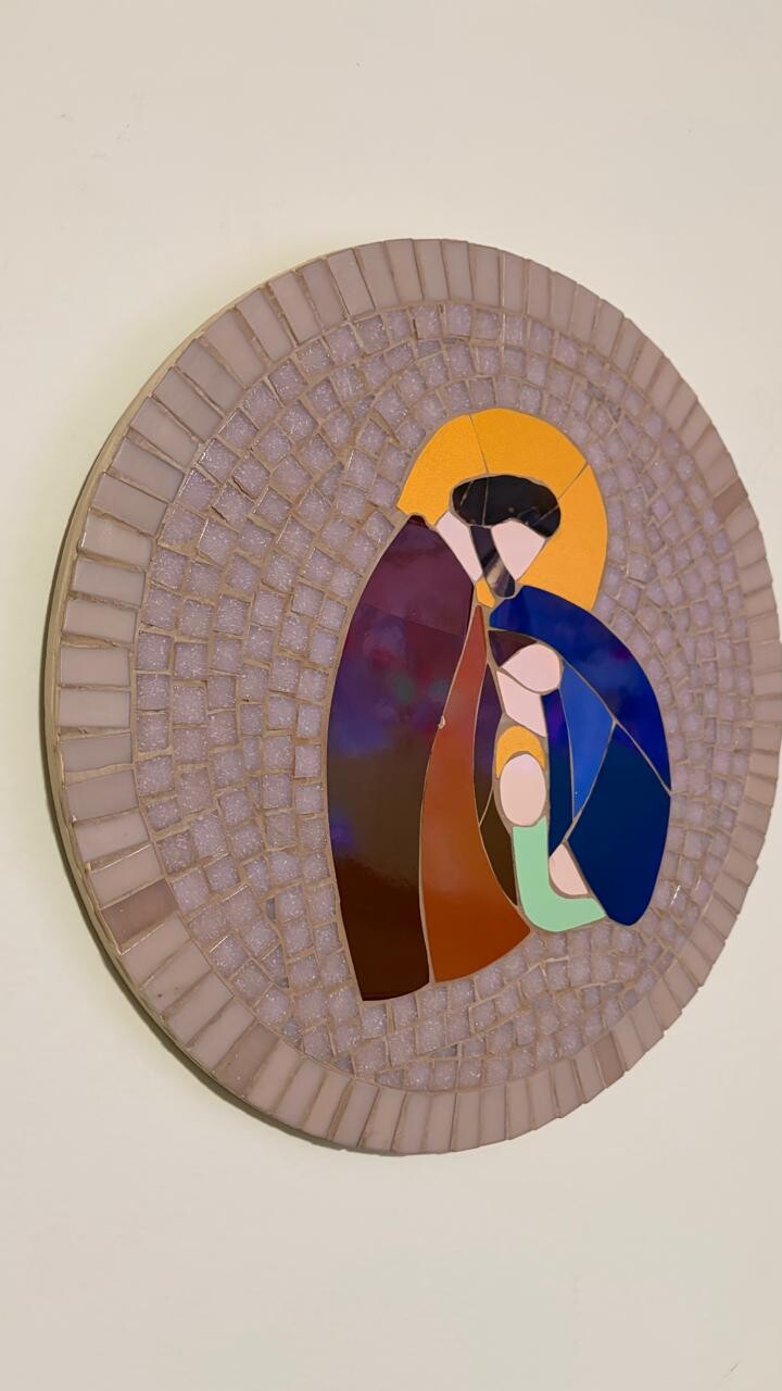 QUADRO SAGRADA FAMÍLIA EM MOSAICO - 30 CM DE DIÂMETRO
