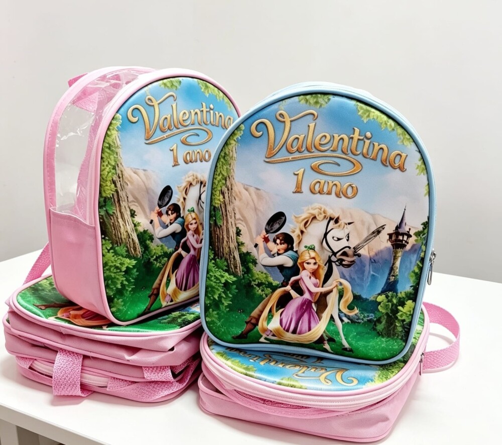 Mochilas Rapunzel enrolada, produzidas em 2 material.