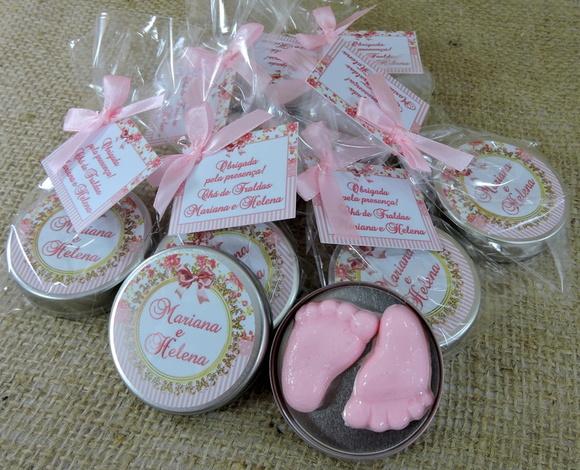 Lembrancinha de Chá de Fraldas Latinha com Pézinho Rosa