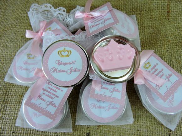Lembrancinha de Nascimento Latinha com Coroa Rosa na Organza
