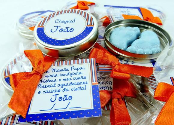 Lembrancinha de Nascimento Latinha com Pézinho Azul