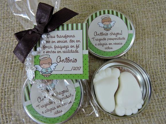 Lembrancinha de Nascimento Latinha com Pézinho e Mini Terço