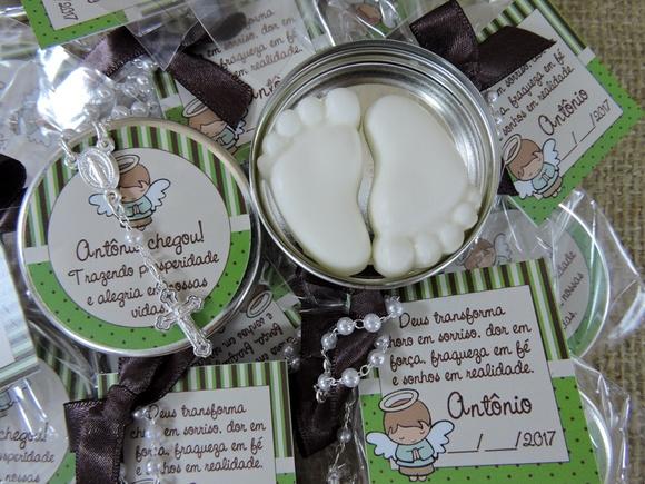 Lembrancinha de Nascimento Latinha com Pézinho e Mini Terço