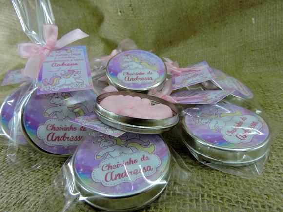 Lembrancinha de Nascimento Pézinho Rosa na Latinha Unicórnio