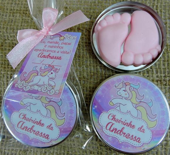 Lembrancinha de Nascimento Pézinho Rosa na Latinha Unicórnio