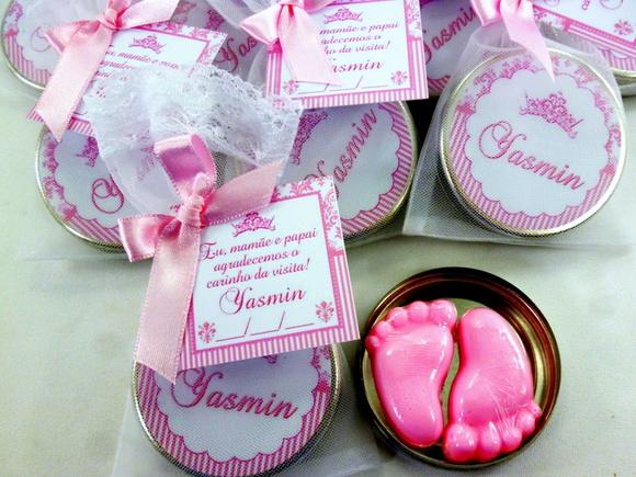 Lembrancinha Latinha Pézinho na Organza