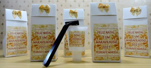 Lembrancinha de Casamento Barbeador e Creme Barba Padrinhos