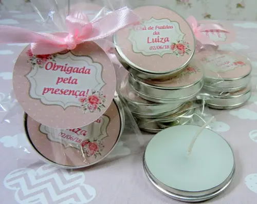 Lembrancinha de Chá de Fraldas Velinha na Latinha