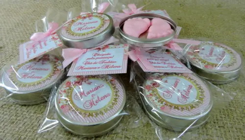 Lembrancinha de Chá de Fraldas Latinha com Pézinho Rosa