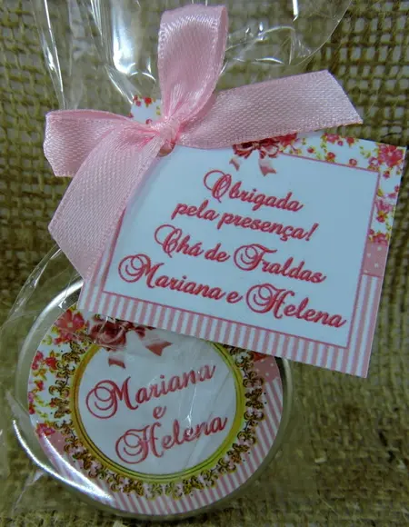 Lembrancinha de Chá de Fraldas Latinha com Pézinho Rosa