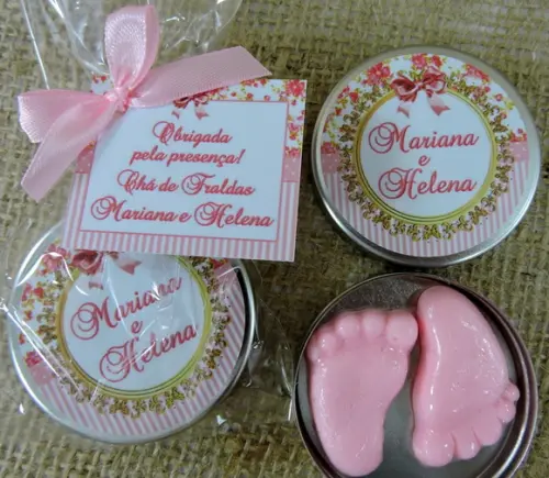 Lembrancinha de Chá de Fraldas Latinha com Pézinho Rosa