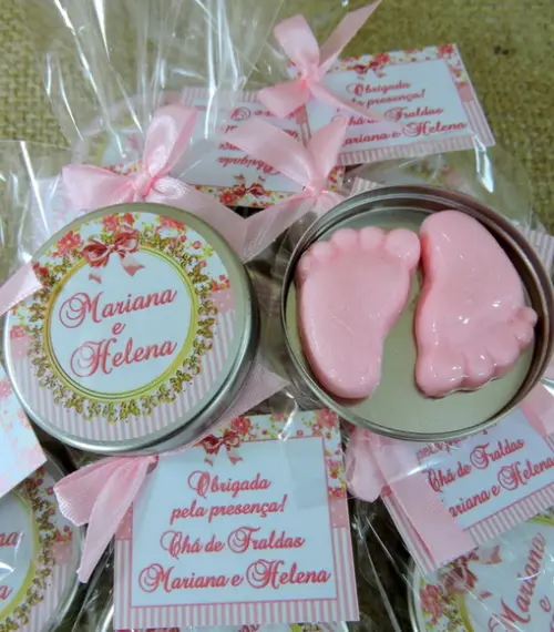 Lembrancinha de Chá de Fraldas Latinha com Pézinho Rosa