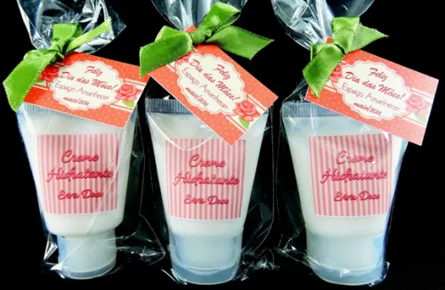 Lembrancinha de Dia das Mães Bisnaga Hidratante no Celofane