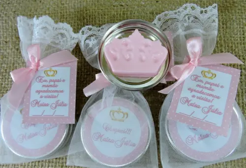 Lembrancinha de Nascimento Latinha com Coroa Rosa na Organza